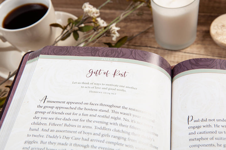 Daily Strength for Women (Daily Devotional)